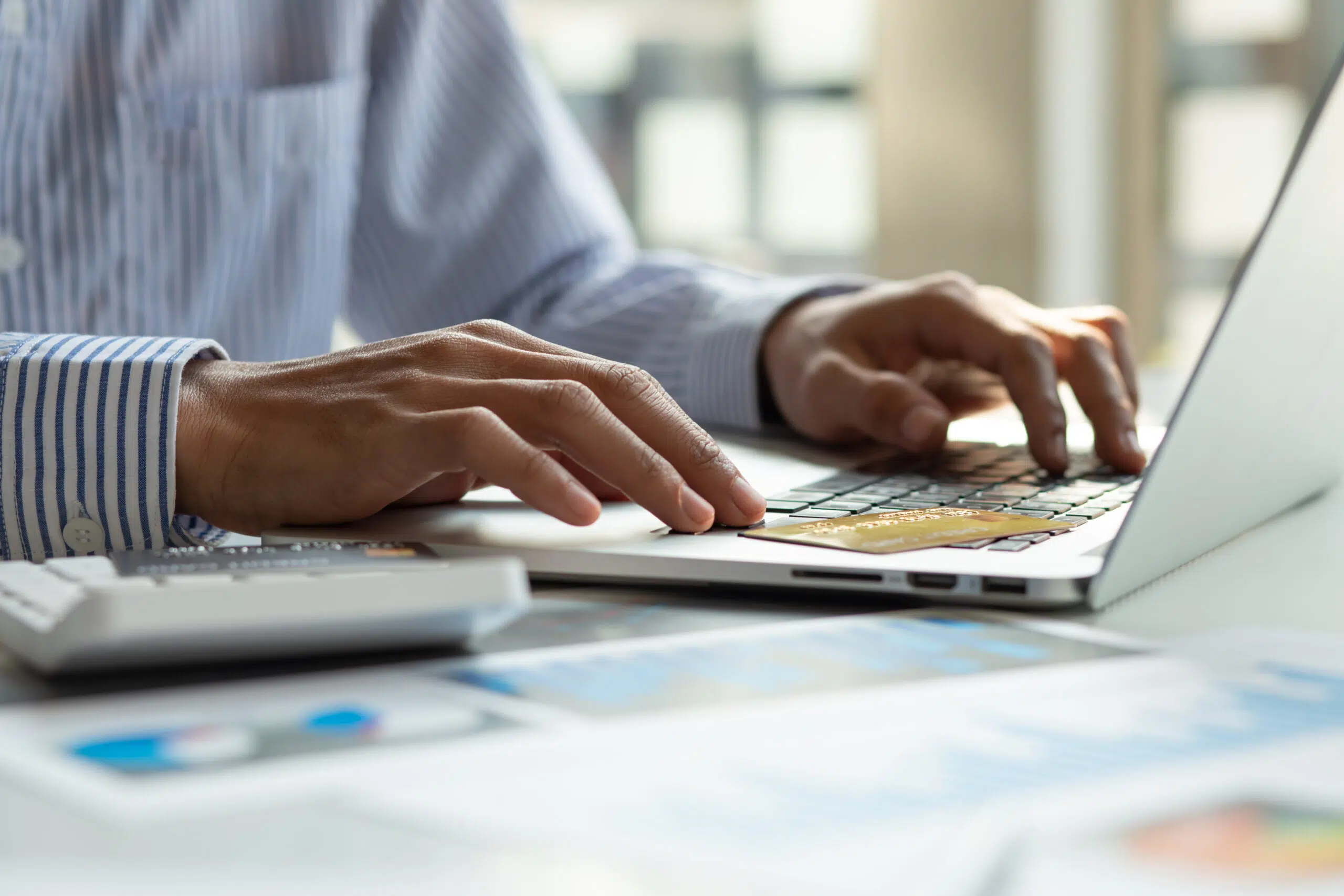 Close,Up,Business,Man,Using,Calculator,And,Laptop,For,Do