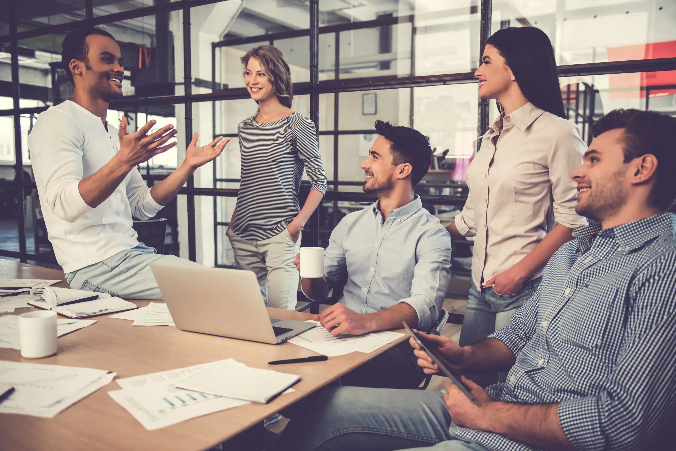 Beautiful,Business,People,Are,Using,Gadgets,,Talking,And,Smiling,During